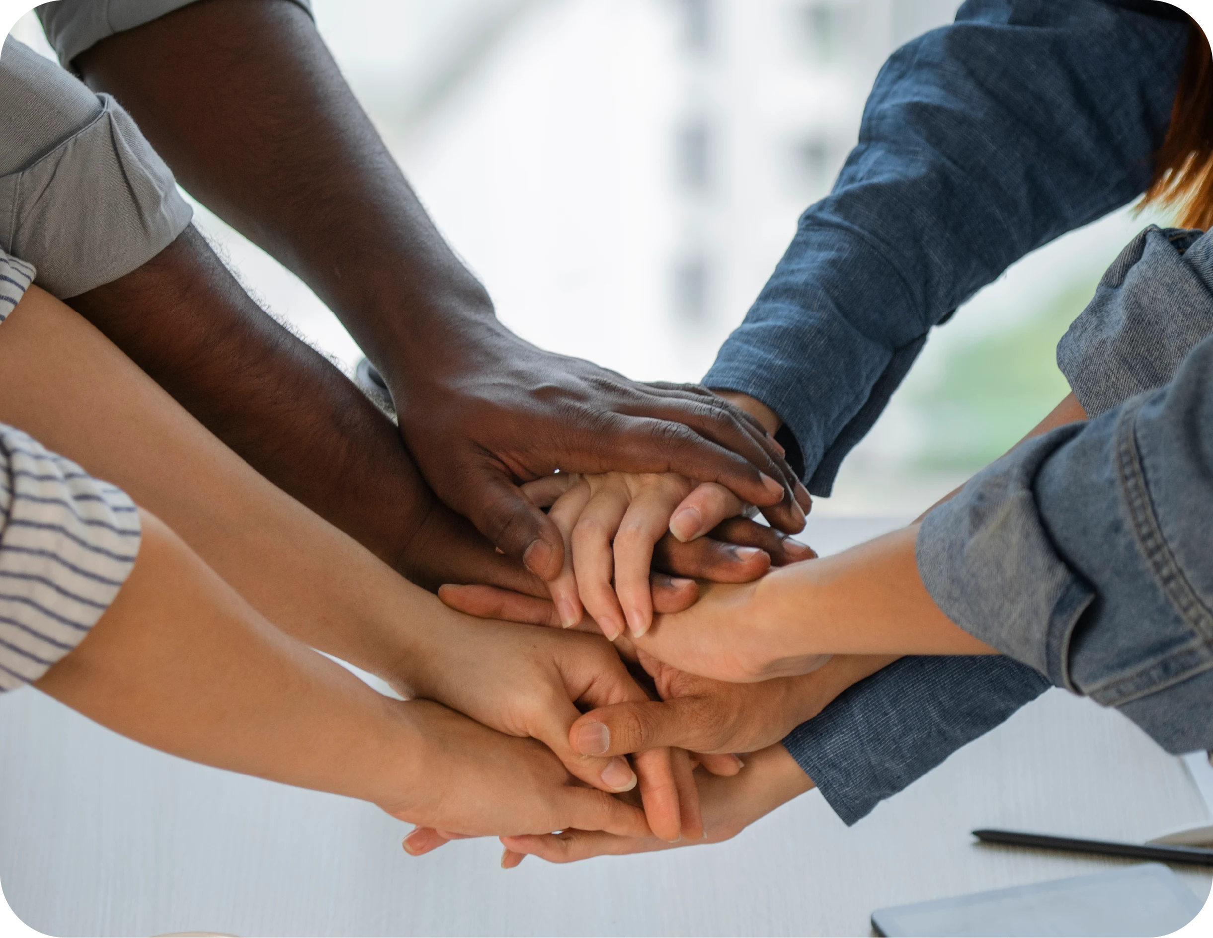 Equipo humano Promov uniendo sus manos